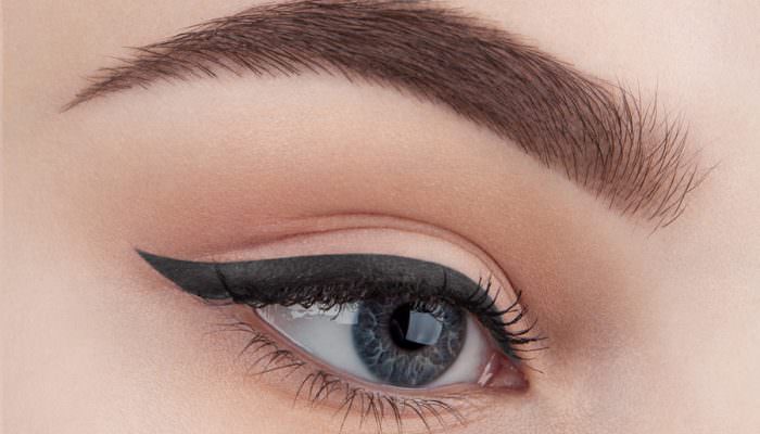 Beaux sourcils avec eye-liner