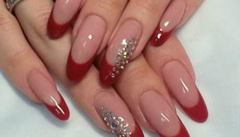 Modny manicure 2024 w odcieniach czerwieni (67 zdjęć)