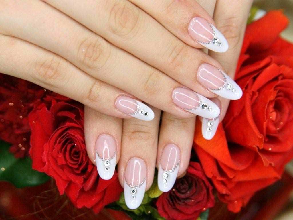 Eleganckie paznokcie z manicure ozdobione dżetów 2024 (45 zdjęć)