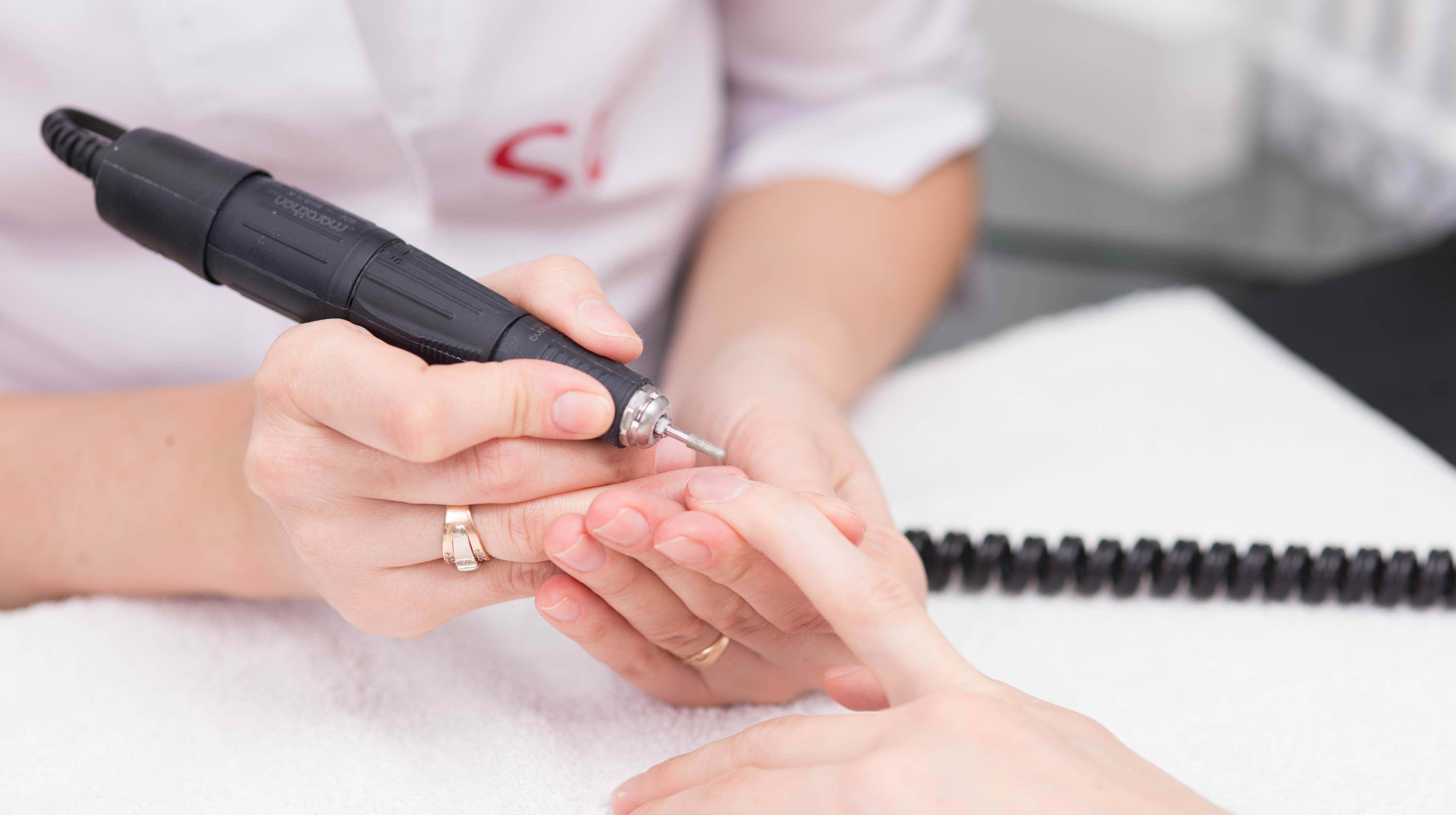 Manicure sprzętowy: cechy, zalety i wady, instrukcje krok po kroku