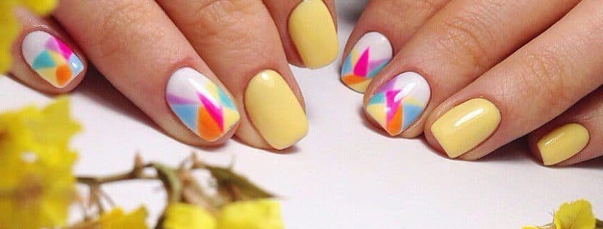 Żółte odcienie manicure: żółty, złoty, pomarańczowy, brzoskwiniowy, czarny ze złotym manicure (70 zdjęć)