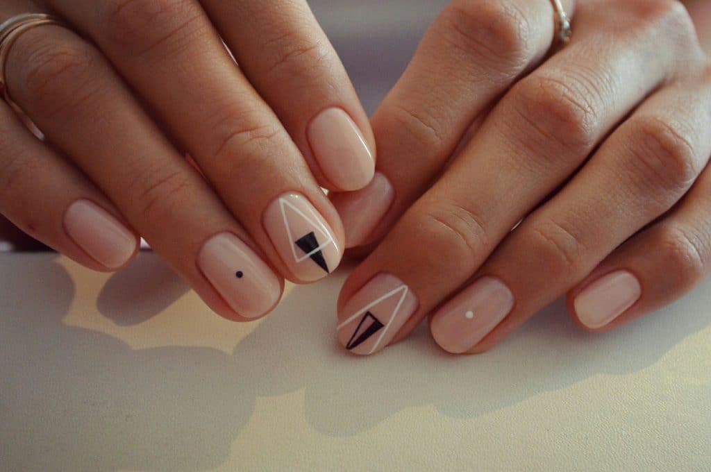 Manicure do okrągłych paznokci: cechy, pomysły, nowe przedmioty (51 zdjęć)