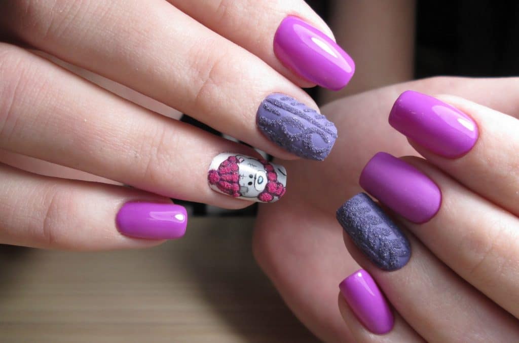 Manicure z pudrem: najlepsze aksamitne wzory! (53 zdjęć)